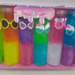 Zestaw kolorowych brokatowych slime z ozdobami okulary