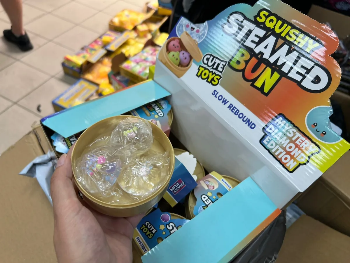 Przezroczysta zabawka antystresowa Squishy Steamed Bun w beżowym pudełku bambusowym