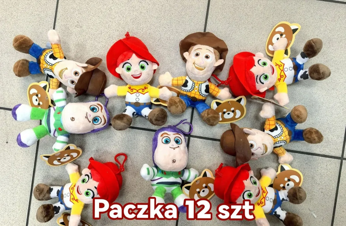 12 pluszowych breloków z postaciami kreskówkowymi na jasnej podłodze, różne kolory i wzory