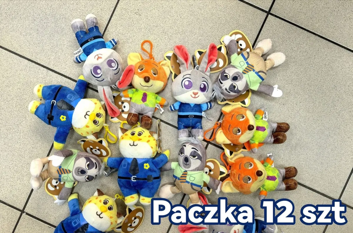Zestaw 12 sztuk pluszowych breloków zwierząt kolorowych