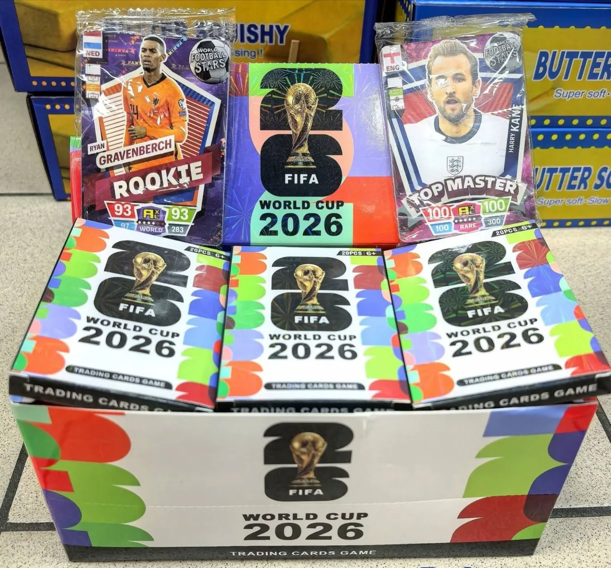 Zestaw kart kolekcjonerskich FIFA World Cup 2026 z wizerunkami piłkarzy i kolorowym opakowaniem