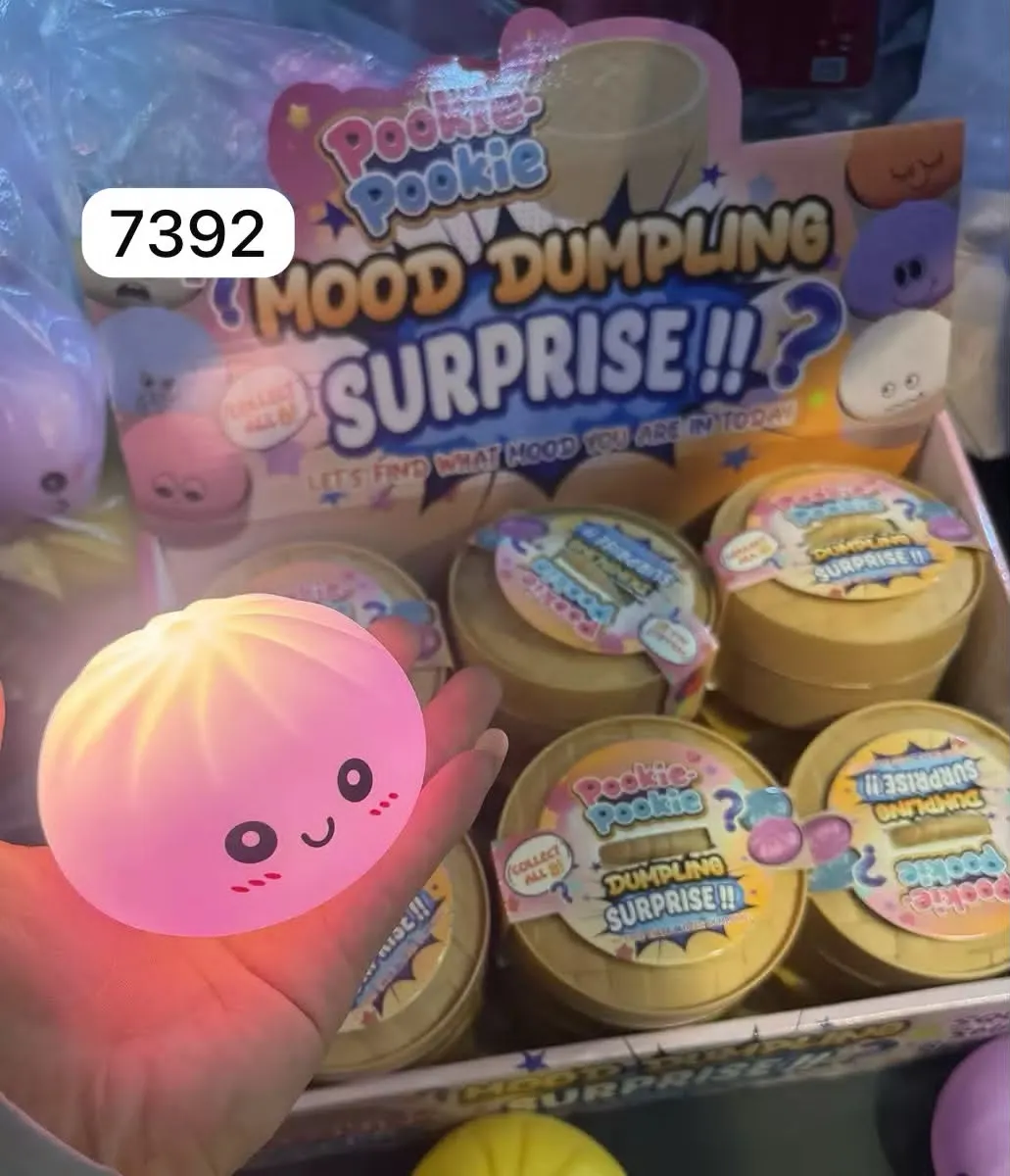 Pookie Pookie Dumpling Surprise świecąca zabawka antystresowa