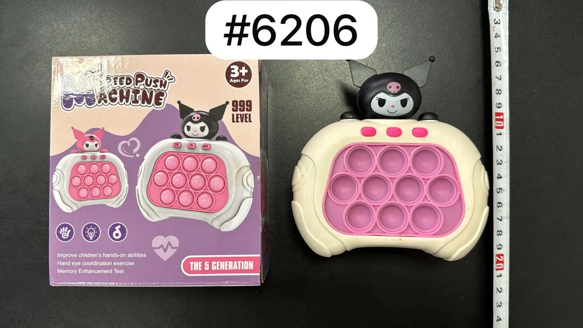 gra sensoryczna Speed Push Machine różowo-biała z czarną figurką i różowymi bąbelkami
