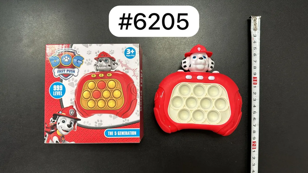 czerwona zabawka push pop z głową psa strażaka i opakowanie na czarnym tle z miarką