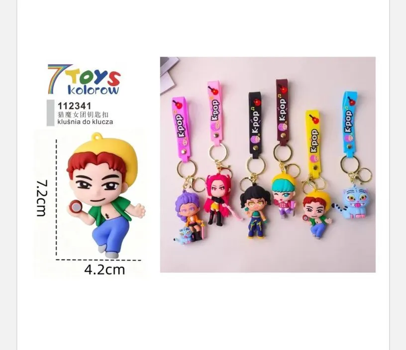 sześć kolorowych breloków do kluczy z figurkami postaci Kpop i zawieszkami z napisem Kpop