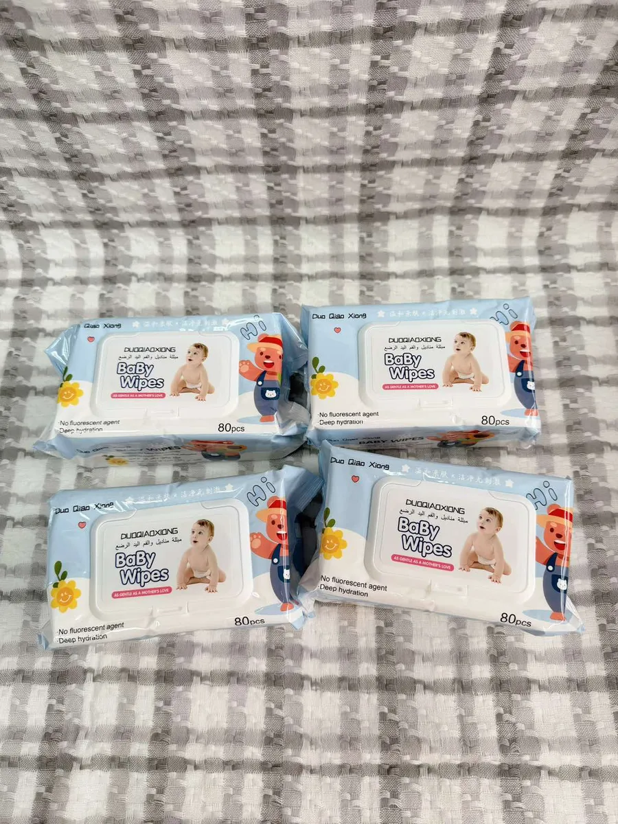 cztery opakowania jasnoniebieskich chusteczek nawilżanych Baby Wipes z grafiką dziecka i misia