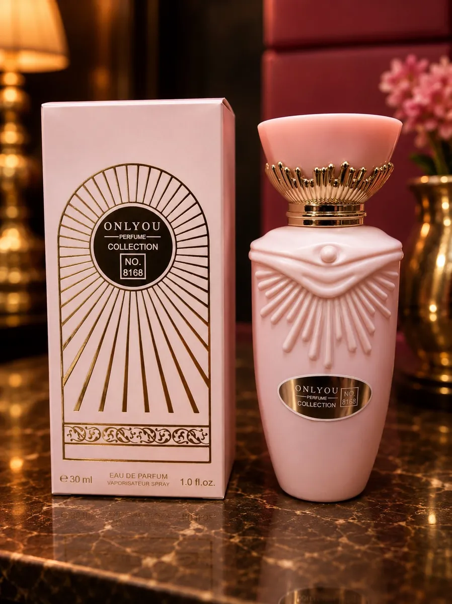 Różowy matowy flakon perfum Onlyou Collection No. 8168 obok jasnoróżowego kartonu z złotym wzorem