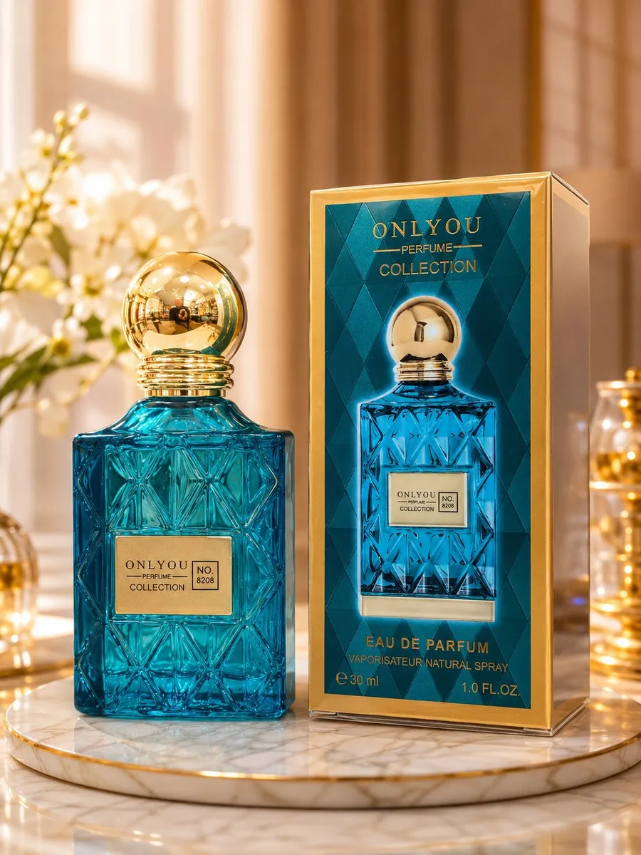 Butelka perfum turkusowa z geometrycznym wzorem i złotym korkiem obok kartonika z tym samym motywem