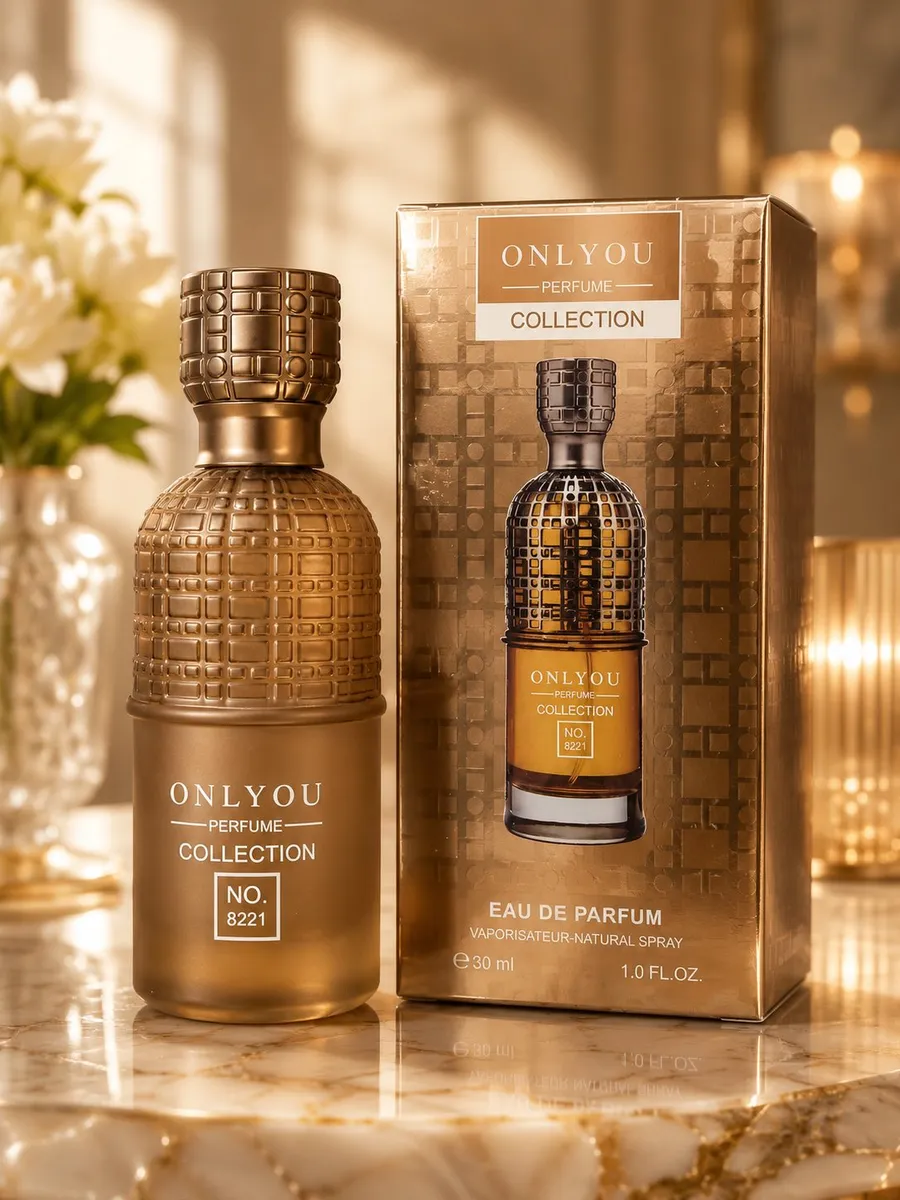 Złoty flakon perfum Onlyou Collection No. 8221 obok złotego opakowania na marmurowym blacie