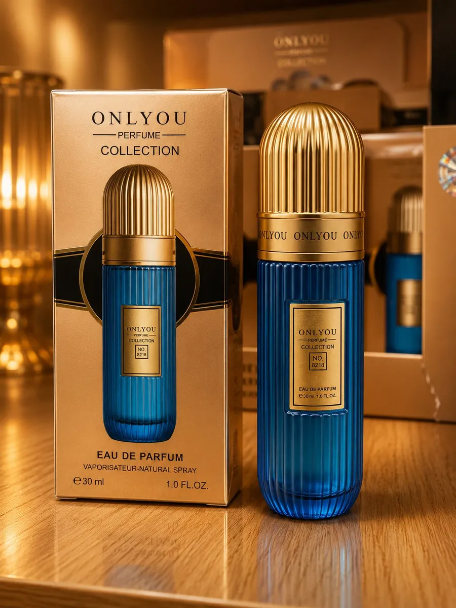 Butelka perfum OnlyYou Collection No. 8218 granatowa z złotą nakrętką i złotą etykietą na drewnianym blacie