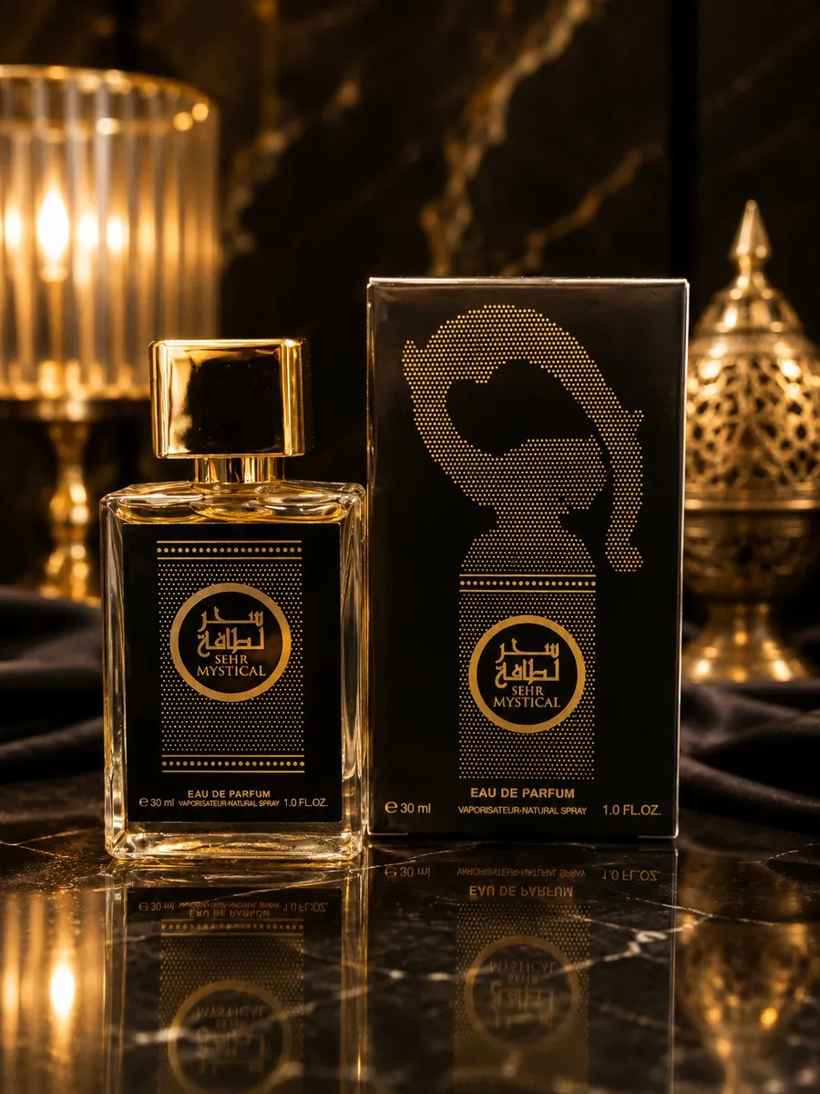 Butelka perfum Sehr Mystical 30ml z czarno-złotą etykietą i złotym korkiem obok czarnego opakowania z orientalnym wzorem