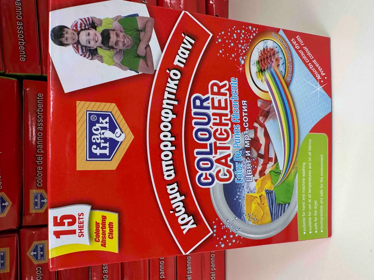 Opakowanie chusteczek Frank Colour Catcher w intensywnej czerwieni z grafiką pralki i tęczowym paskiem