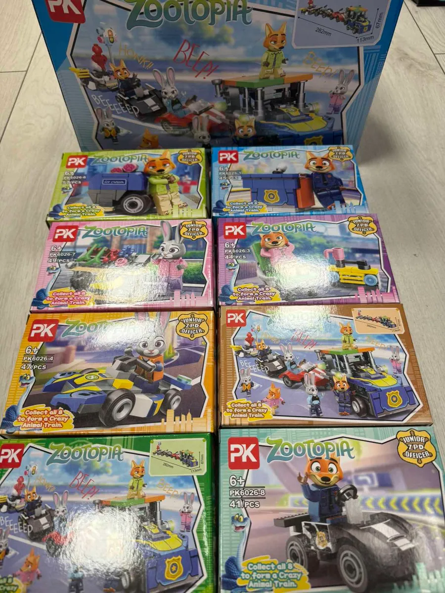 Zestaw ośmiu kolorowych pudełek z klockami PK Zootopia Junior ZPD Officer z postaciami i pojazdami