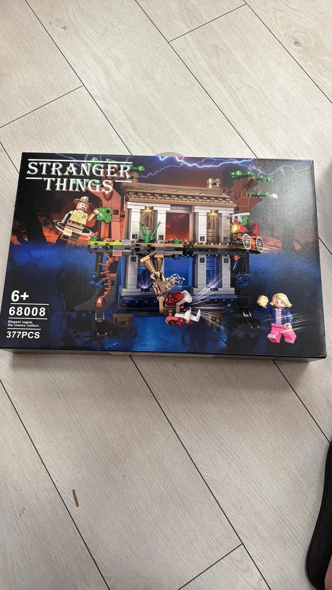 Opakowanie zestawu klocków Stranger Things z dwupoziomowym budynkiem i figurkami postaci