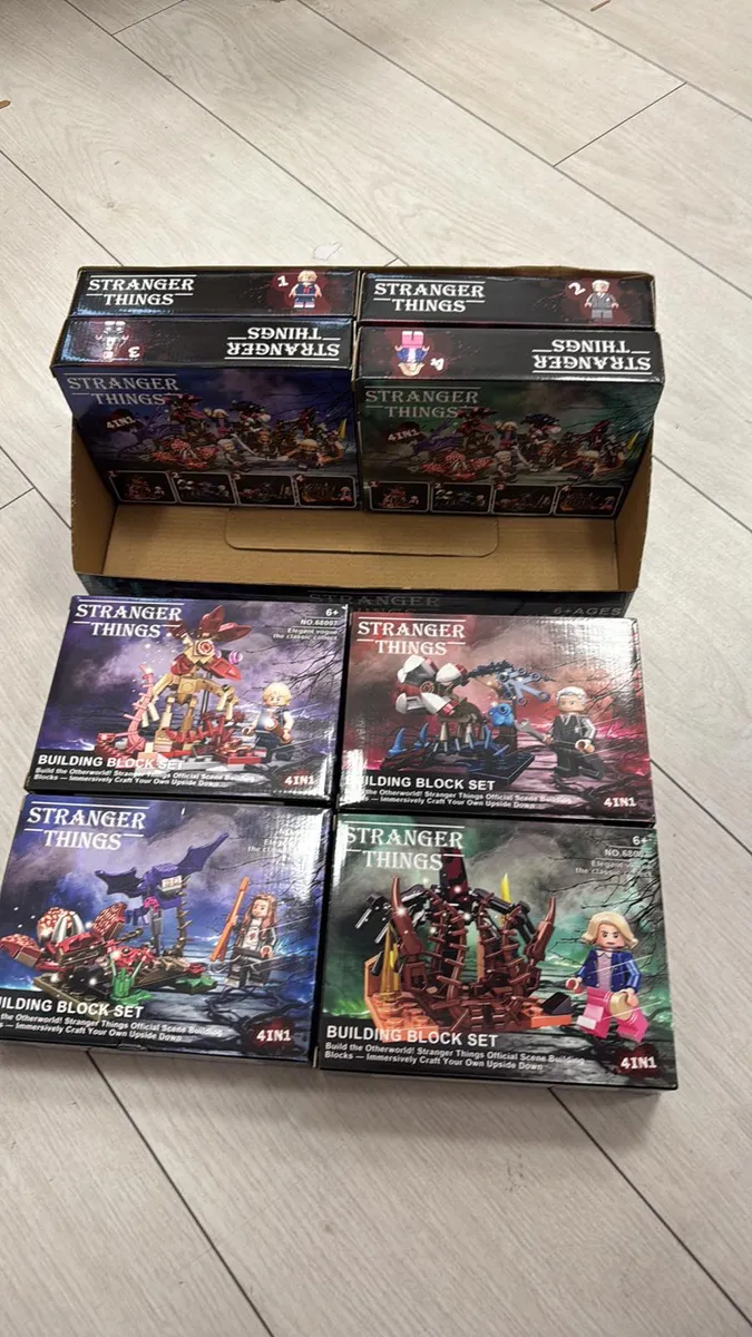 Zestaw 4 opakowań klocków budowlanych Stranger Things z figurkami i scenami z serialu