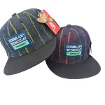 Czapka z daszkiem Denim z kolorowymi przeszyciami i naszywką