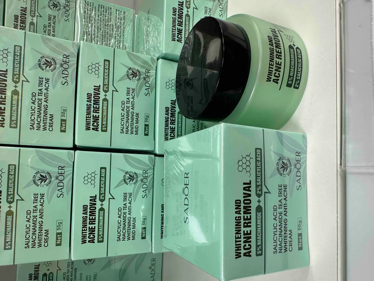 Miętowo-zielone pudełka kremu Sadoer Whitening and Acne Removal 50g z czarną zakrętką