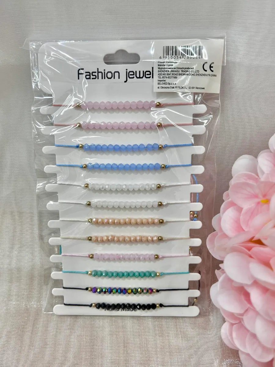 Zestaw 10 bransoletek z kryształowymi koralikami w pastelowych kolorach na białej karcie