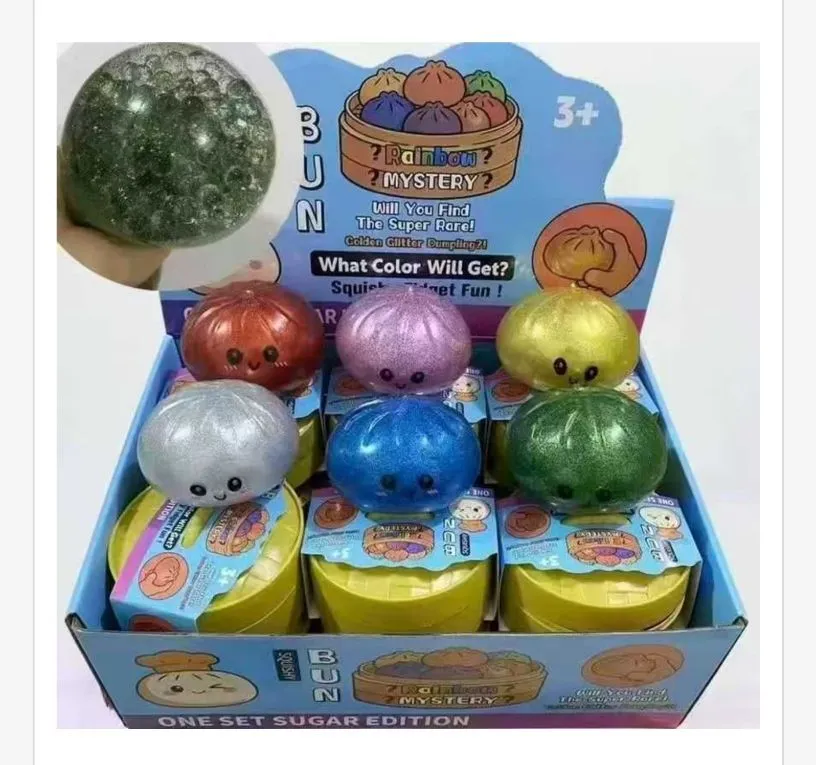 Zestaw sześciu kolorowych antystresowych bułeczek squishy w metalicznych kolorach na niebieskim tle.