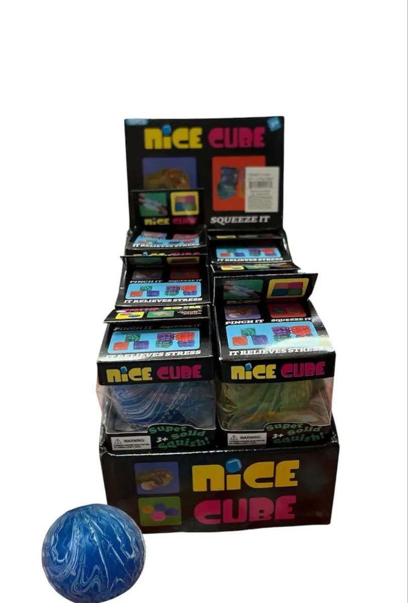 Niebieska piłka antystresowa z białym wzorem na tle opakowań Nice Cube