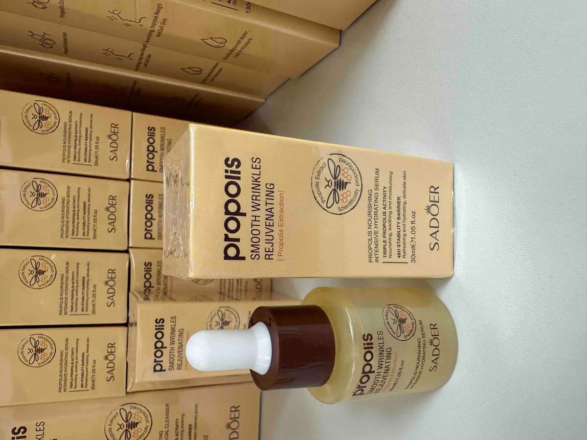 Serum do twarzy SADOER Propolis 30 ml w beżowym opakowaniu z pipetą i logo pszczoły