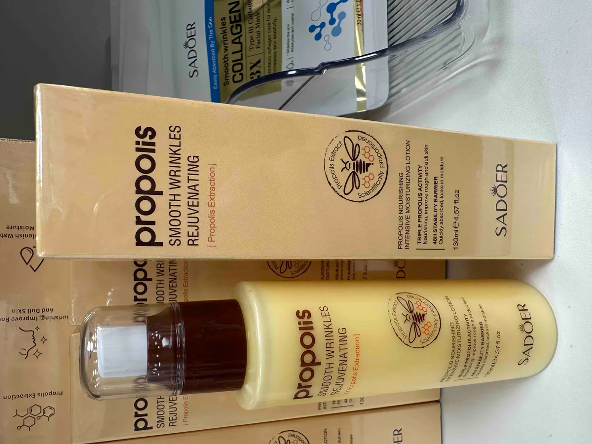butelka kremowo-żółtego balsamu SADOER Propolis z pompką i kartonowe opakowanie