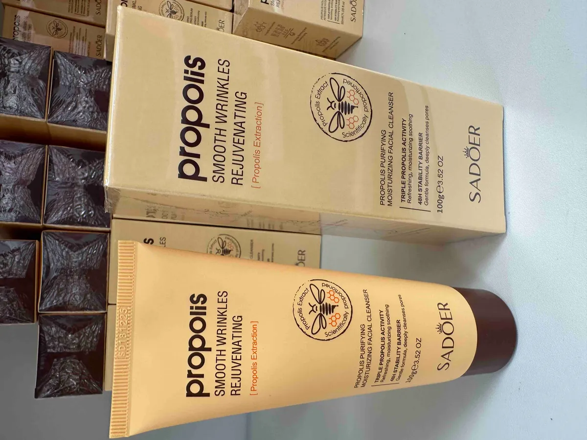 Beżowa tuba i kartonik żelu do mycia twarzy SADOER Propolis Smooth Wrinkles Rejuvenating 100g