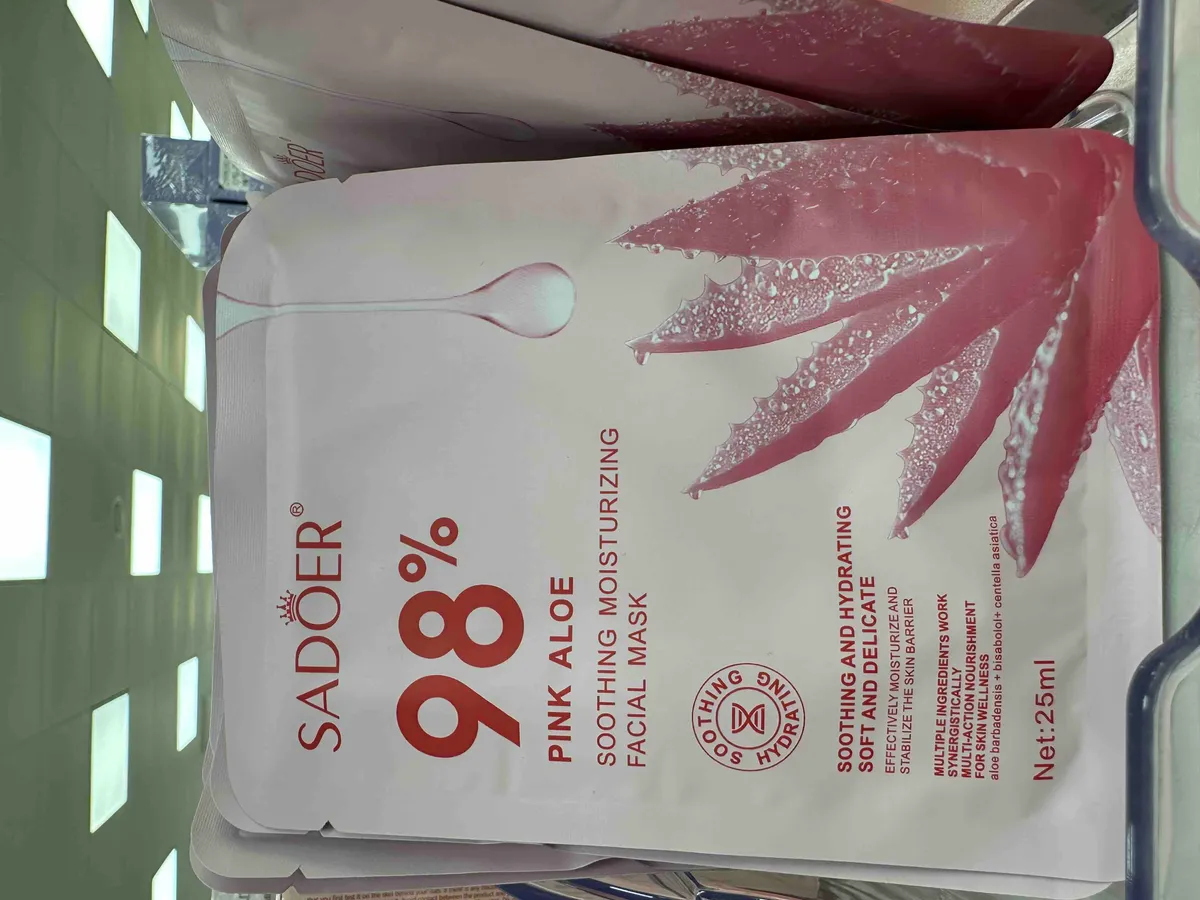 opakowanie maseczki SADOER 98% Pink Aloe z grafiką różowego aloesu i kroplami wody