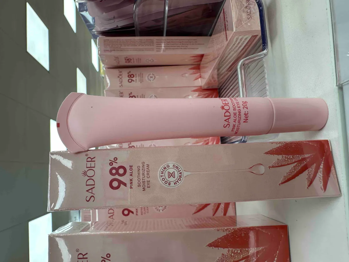 Jasnoróżowa tubka kremu pod oczy Sadoer 98% Pink Aloe 20g z kartonikiem na półce sklepowej