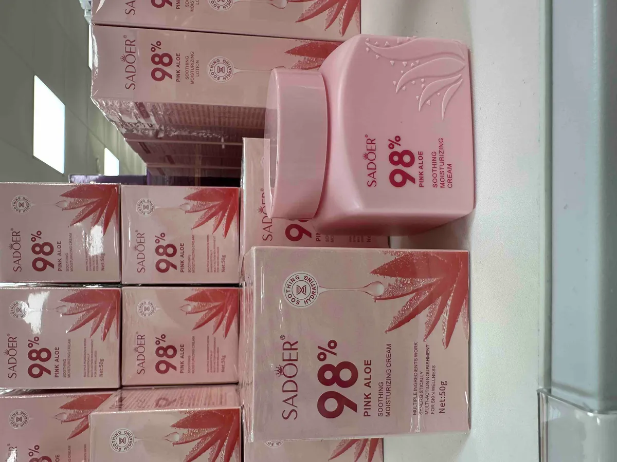 różowy słoiczek kremu SADOER 98% Pink Aloe z opakowaniami w tle na białym tle