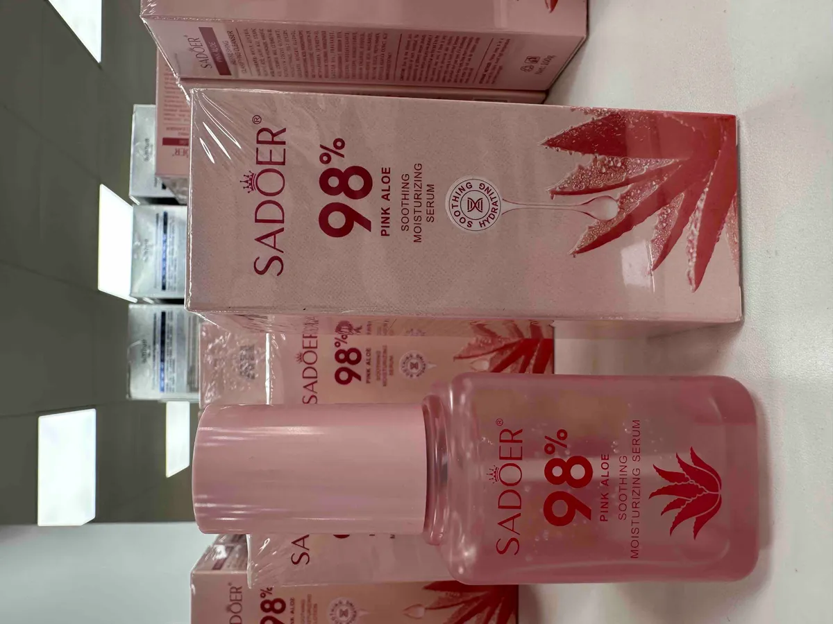 Butelka różowego serum SADOER 98% Pink Aloe z kartonowym opakowaniem w odcieniach różu