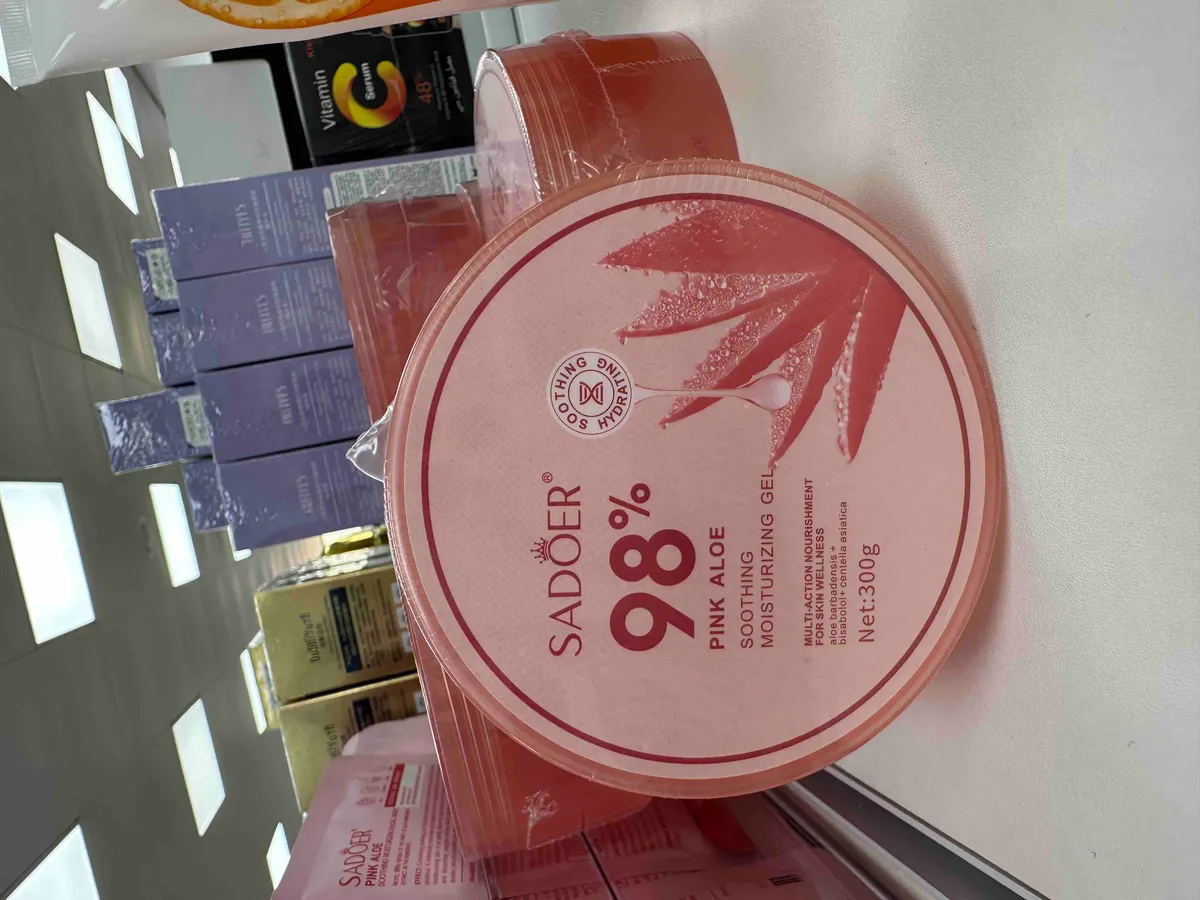 różowy pojemnik żelu Sadoer 98% Pink Aloe 300g z napisem i grafiką aloesu