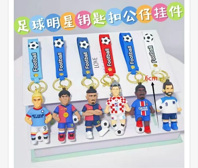 Brelok piłkarski z figurką piłkarza 6 cm z paskiem Football