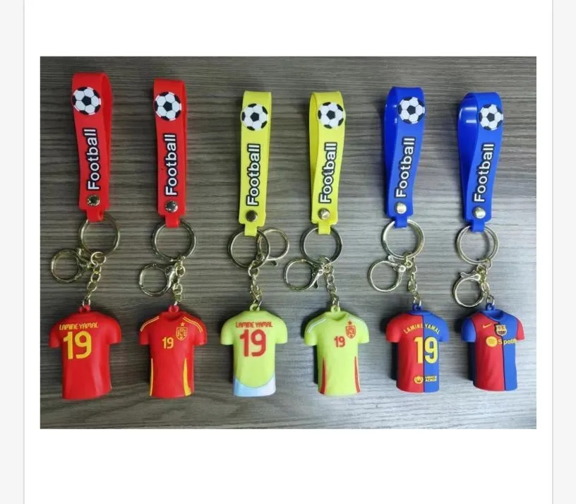 Brelok piłkarski Football z koszulką i paskiem w trzech kolorach