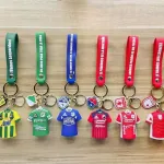 Breloki piłkarskie z mini koszulkami i zawieszkami kolorowe zestaw 6 szt