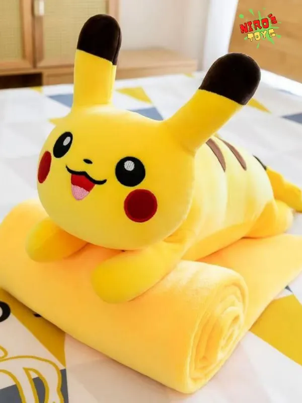 Żółta maskotka Pikachu z czarnymi uszami i czerwonymi policzkami na zwiniętym żółtym kocyku