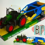 Zielony traktor z niebiesko-żółtą maszyną rolniczą zabawka