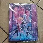 Etui na karty z nadrukiem postaci w fioletowo-niebieskich odcieniach
