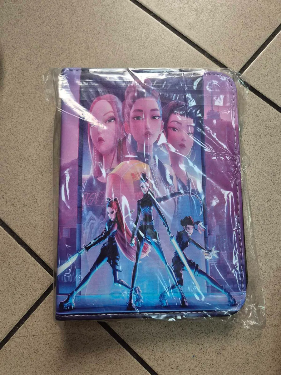 Etui na karty z nadrukiem postaci w fioletowo-niebieskich odcieniach