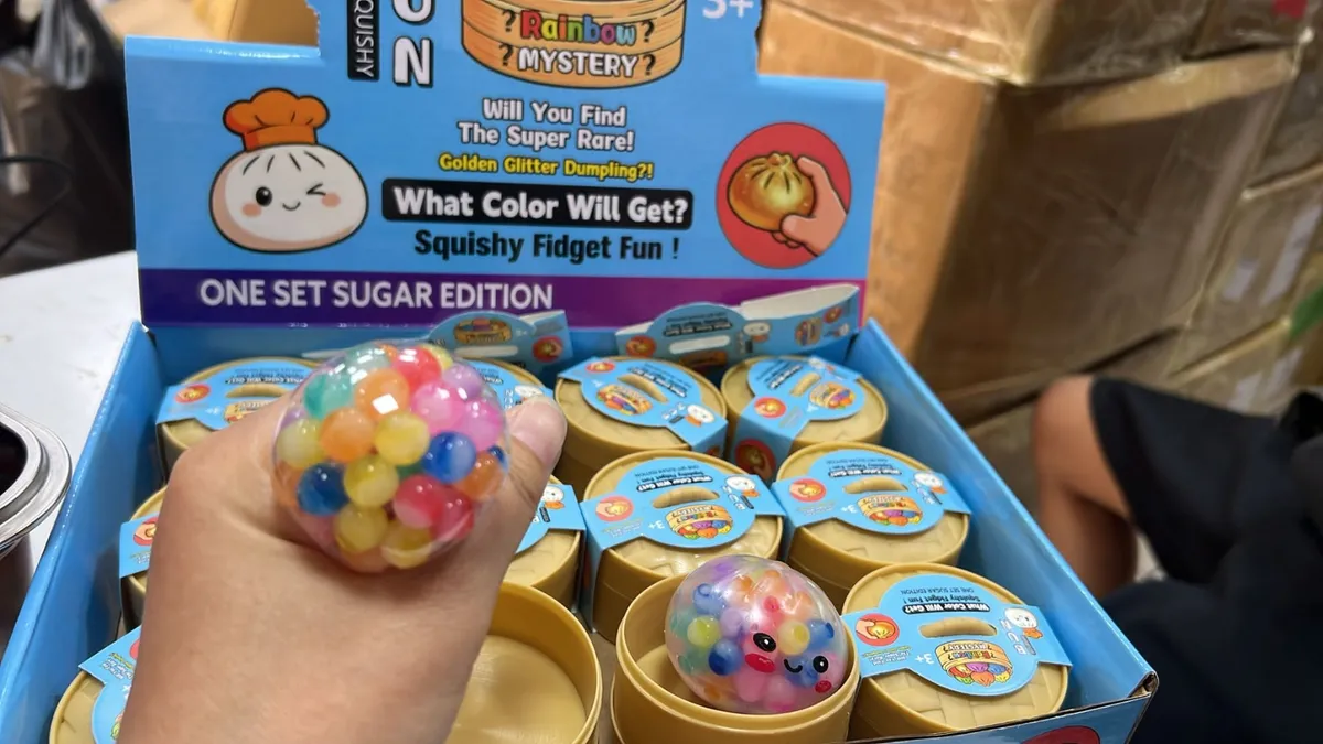 Kolorowa przezroczysta piłeczka squishy z miękkimi kulkami w opakowaniu zbiorczym