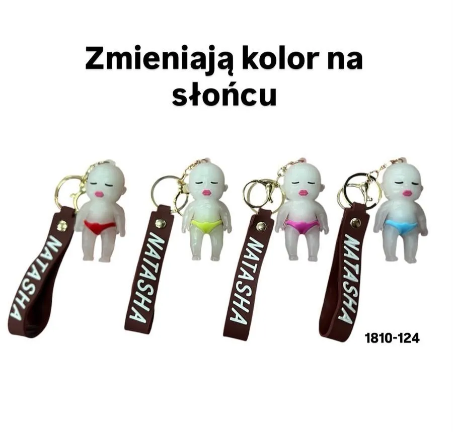 Brelok z figurką zmieniający kolor na słońcu z napisem NATASHA