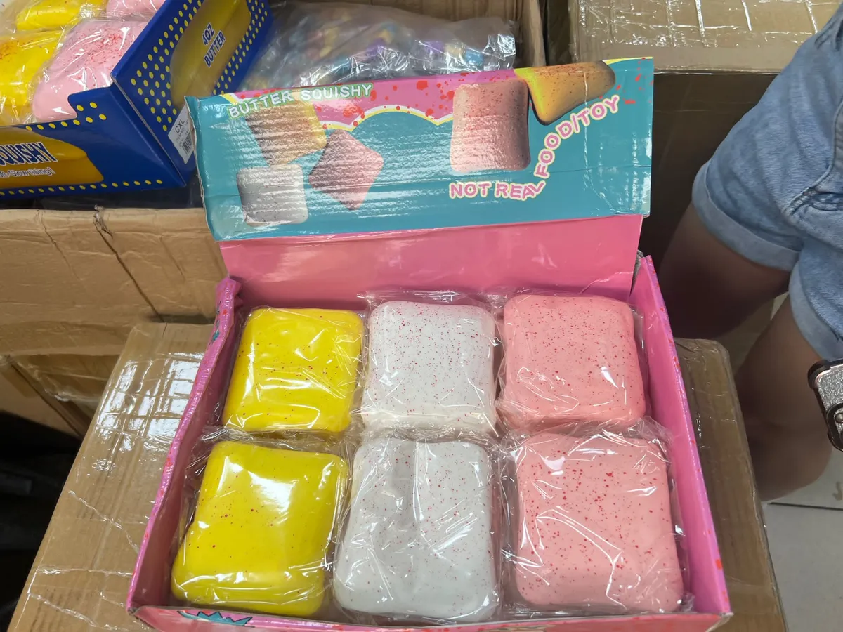 Zestaw miękkich zabawek antystresowych Butter Squishy w kolorach żółtym, białym i różowym w opakowaniu