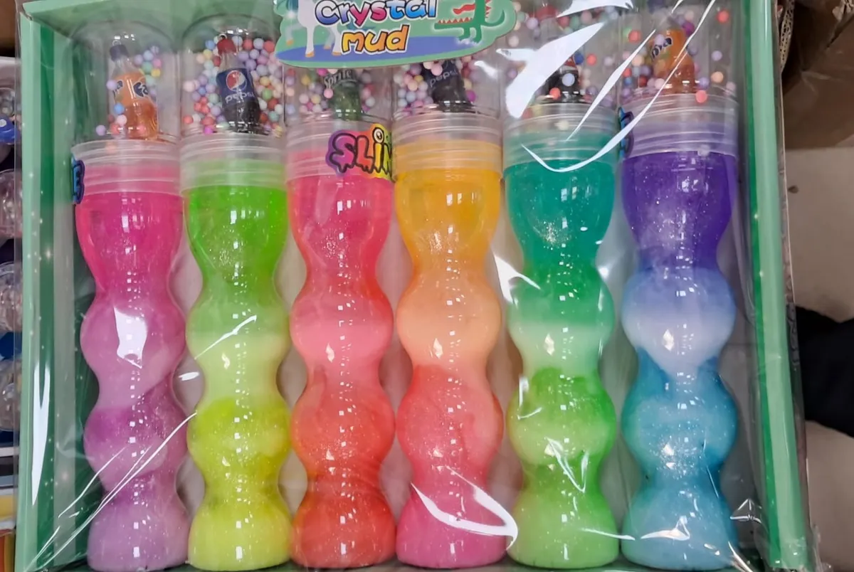 Zestaw sześciu kolorowych slime w butelkach z piankowymi kuleczkami i brokatem