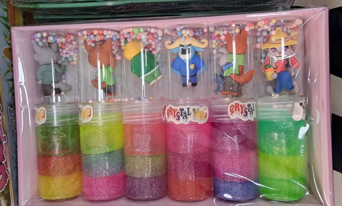 Zestaw kolorowego brokatowego slime z figurkami zwierząt 6 sztuk WK107