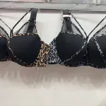 Biustonosz push-up z siateczką i panterkowym wzorem czarny