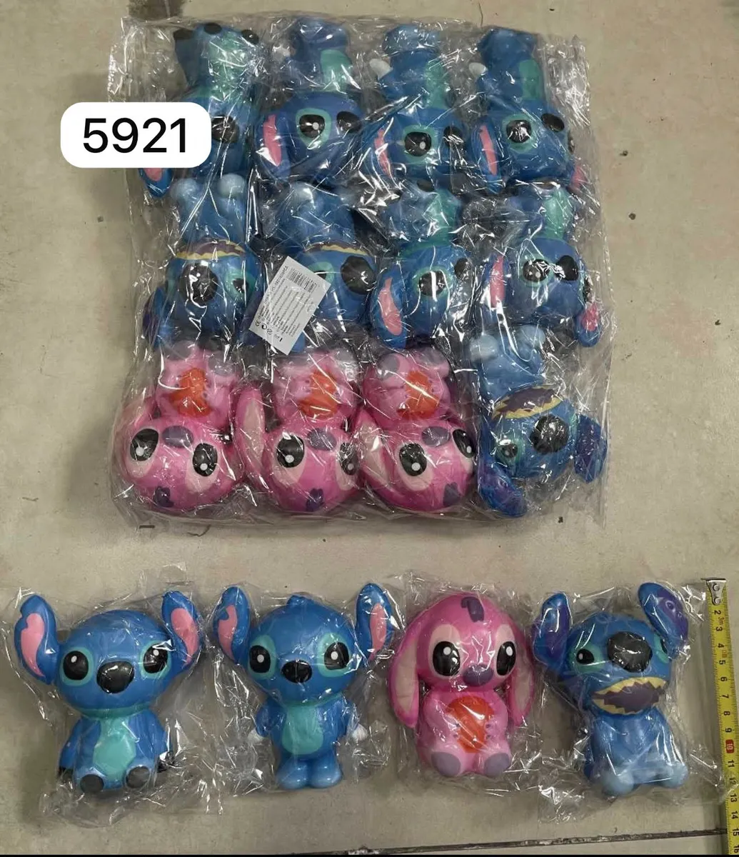 Zestaw 12 figurek squishy zwierzątek w kolorze niebieskim i różowym zapakowanych w folię