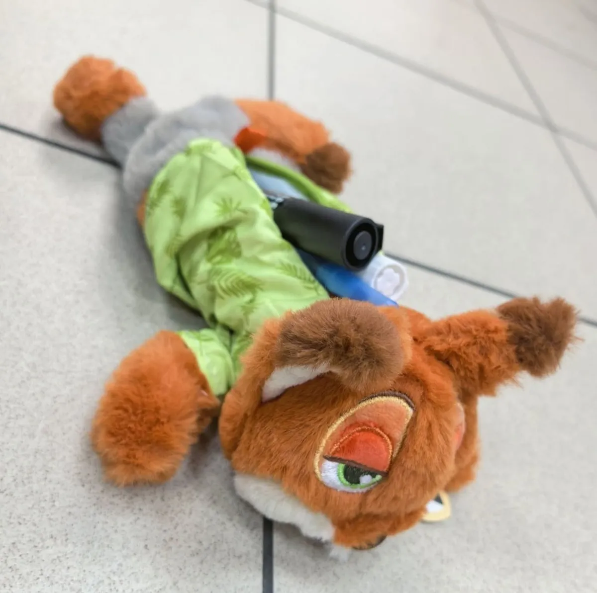 Pluszowa zabawka lisek w zielonym ubranku 30cm