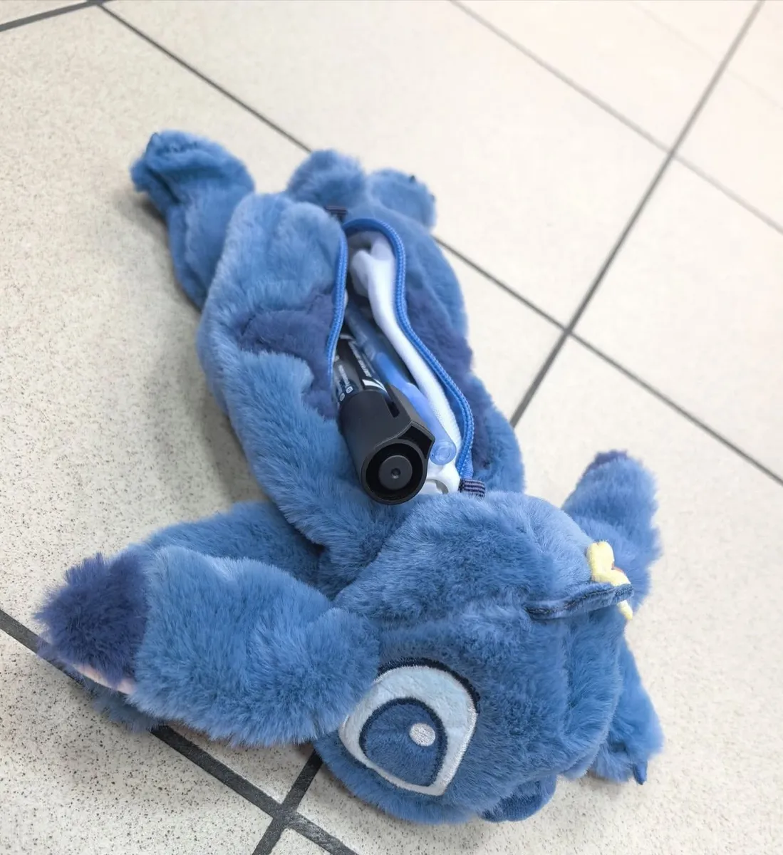 Piórnik pluszowy niebieski 30cm z motywem zwierzęcym