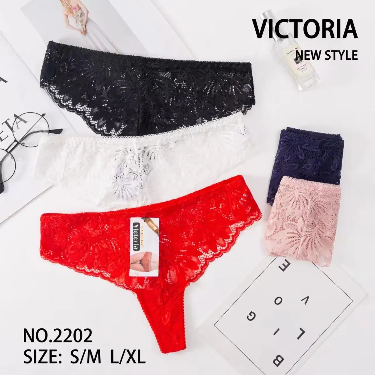 Zestaw koronkowych majtek damskich w kolorach czarnym, białym, czerwonym, granatowym i różowym, rozłożone na białym tle