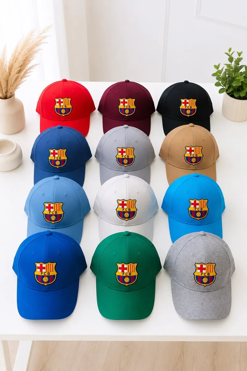 Czapka z daszkiem z haftowanym logo FCB w 12 kolorach